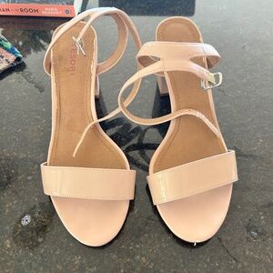 Beautiful Tesoro  Nude patent sandals